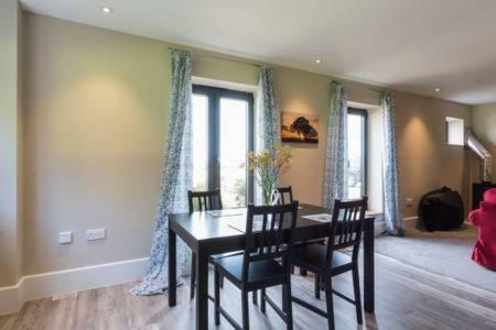 Oak & Hazel, Heath Row Barn Apartment โอเวอร์ตัน ภายนอก รูปภาพ